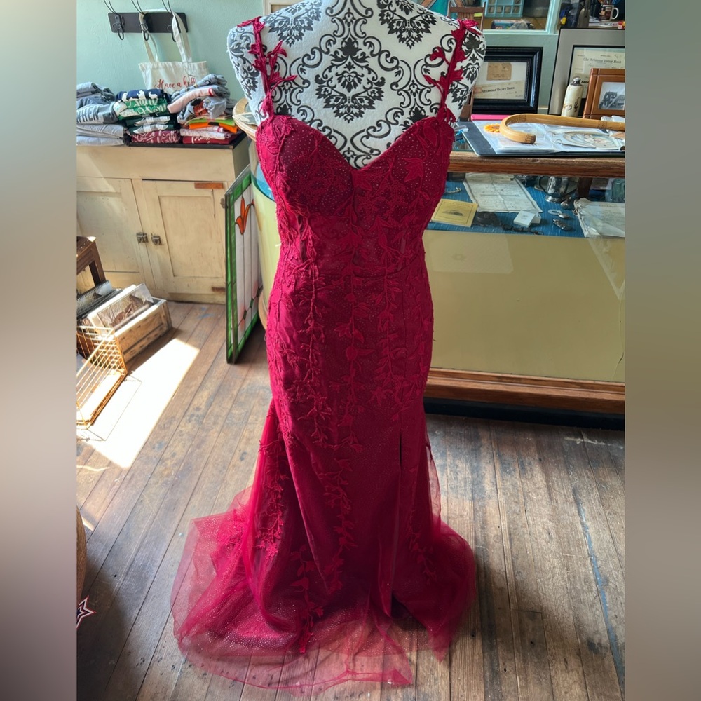 Pomuyoo Elegant Red Lace Mermaid Silhouette Evening Gown